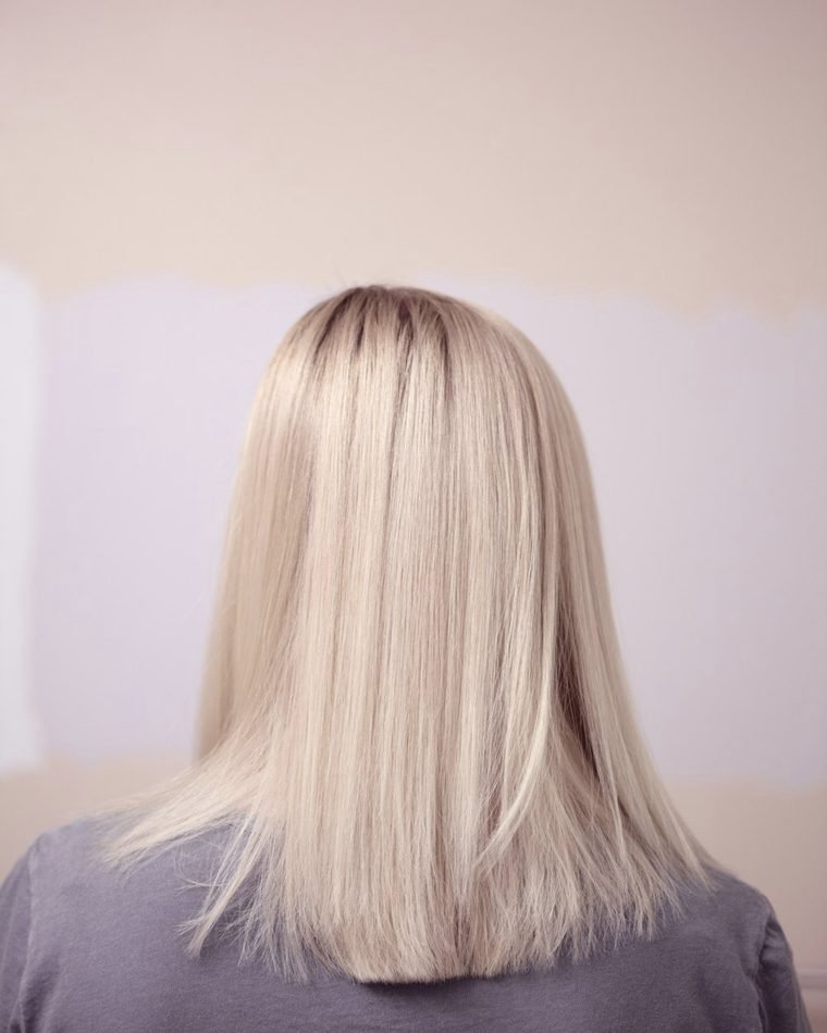 Cabelo liso e fino visto por trás, com o volume visivelmente reduzido nas pontas